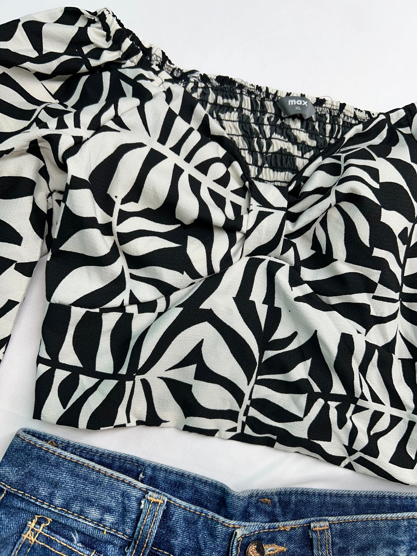 Black white leafy printed