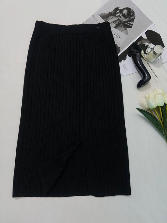 Black long skirt