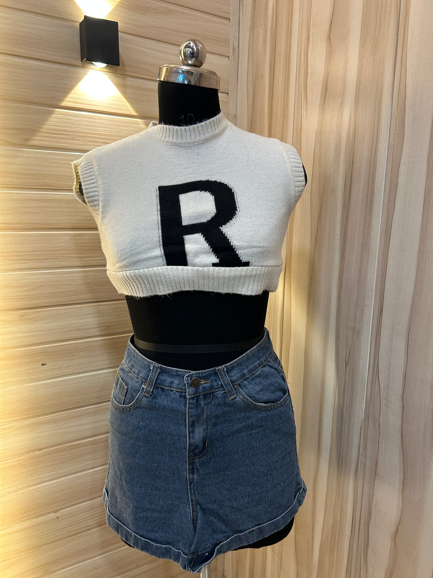 Crop R white