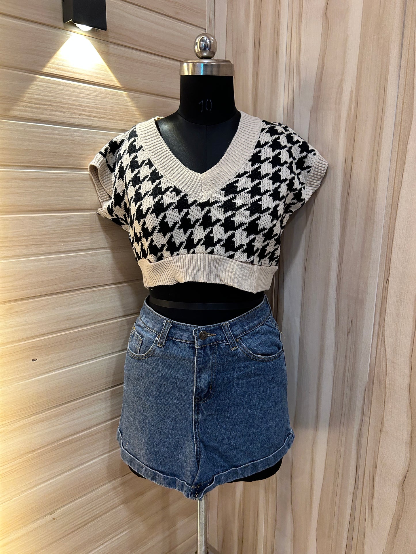 Beige checkred crop