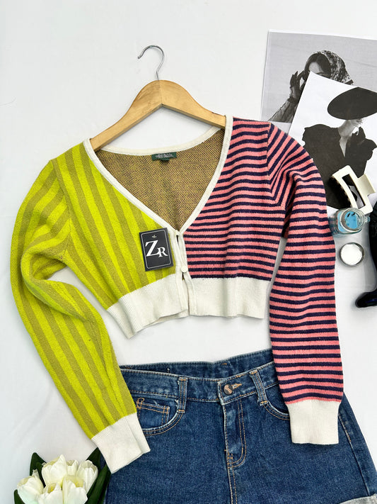 Cute contrast  buttoned top